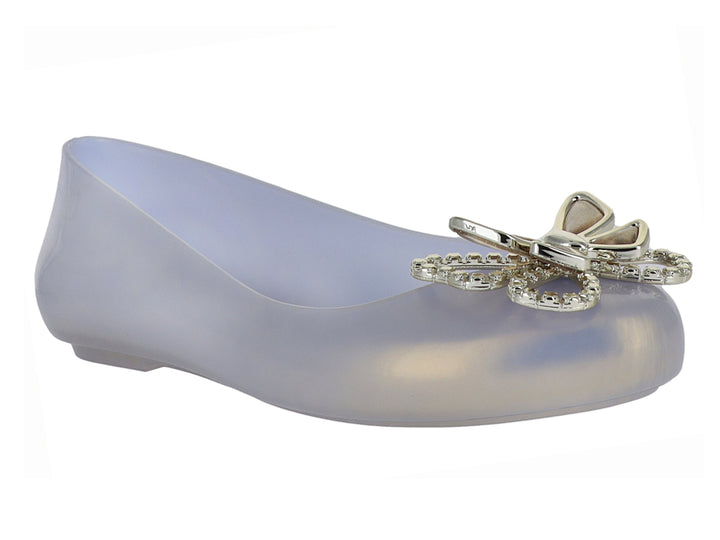 Zapato plano Melissa color blanco translúcido con adorno brillante en la punta.