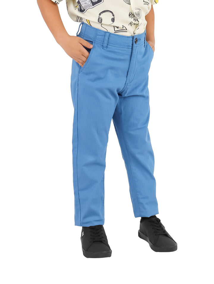Niño vistiendo un pantalón casual de color azul cielo.