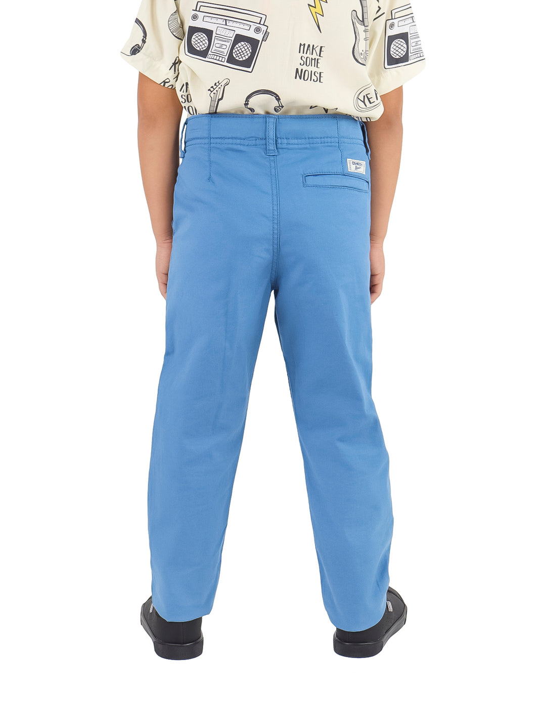 Niño vistiendo un pantalón casual de color azul cielo.