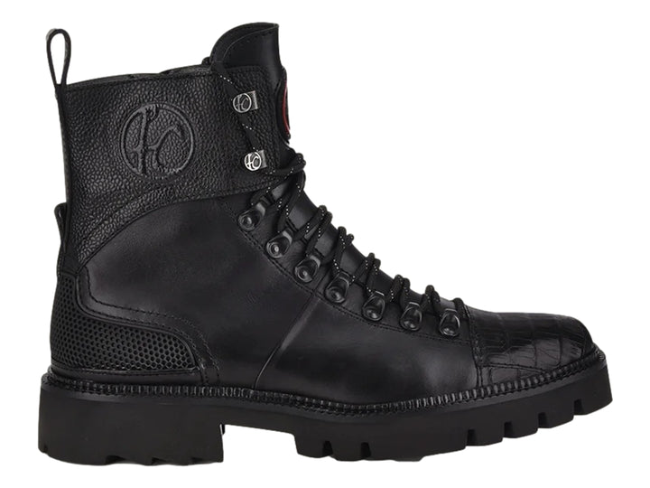 Bota de cuero negro con punta de piel de caimán y suela robusta de goma.