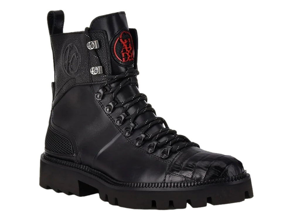 Bota de cuero negro con punta de piel de caimán y suela robusta de goma.