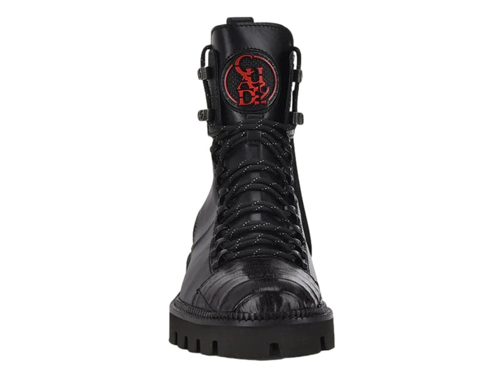 Bota de cuero negro con punta de piel de caimán y suela robusta de goma.