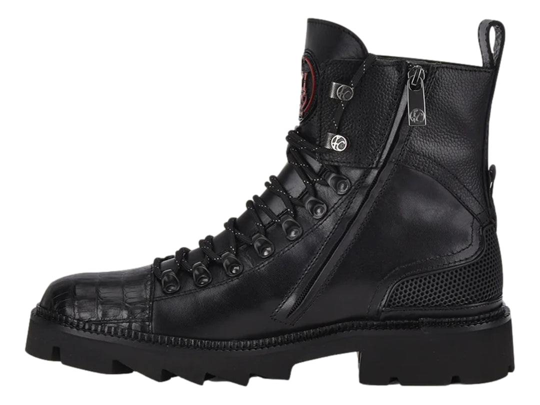 Bota de cuero negro con punta de piel de caimán y suela robusta de goma.