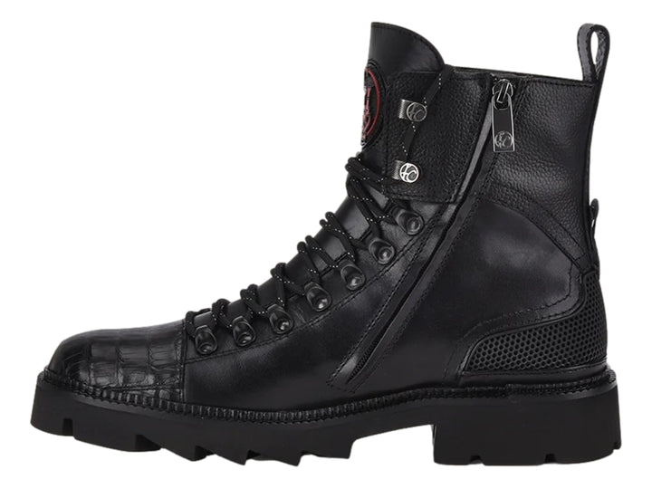 Bota de cuero negro con punta de piel de caimán y suela robusta de goma.