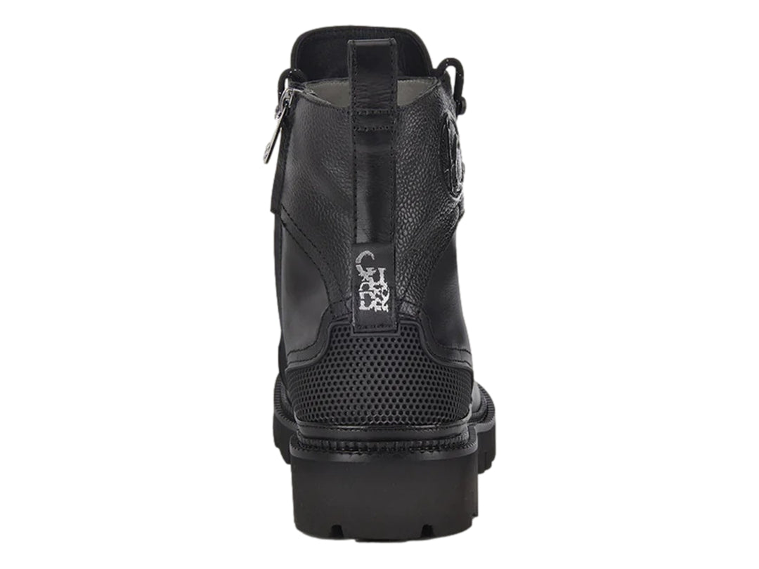 Bota de cuero negro con punta de piel de caimán y suela robusta de goma.