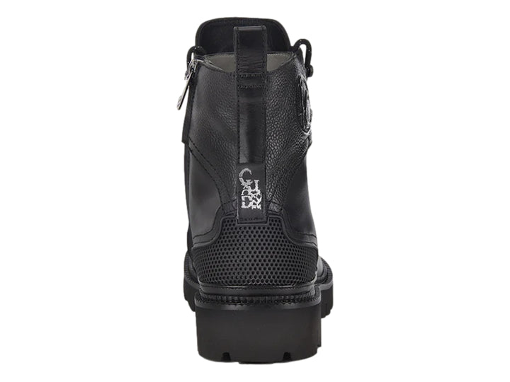 Bota de cuero negro con punta de piel de caimán y suela robusta de goma.