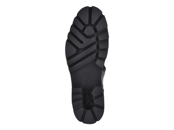 Bota de cuero negro con punta de piel de caimán y suela robusta de goma.