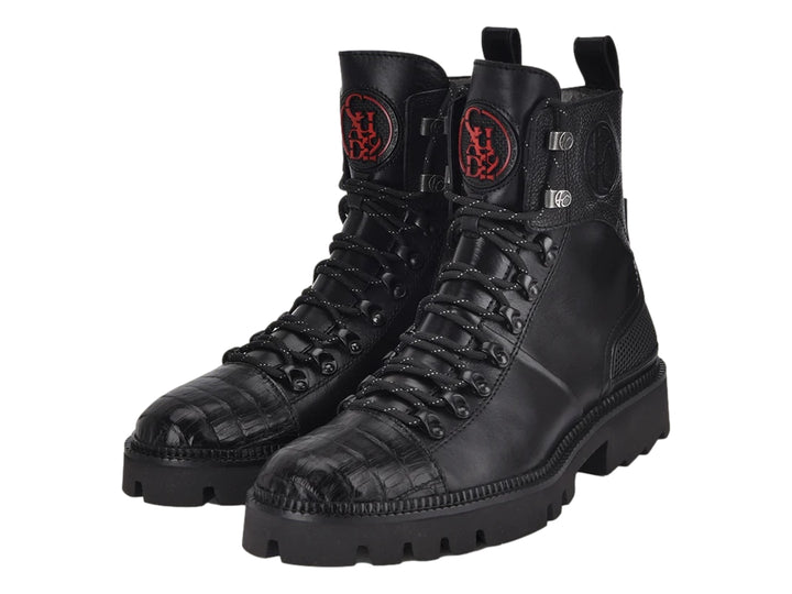 Bota de cuero negro con punta de piel de caimán y suela robusta de goma.