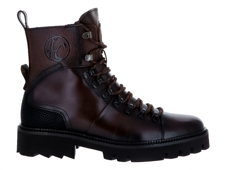 Bota de cuero color café con suela negra robusta y cordones.