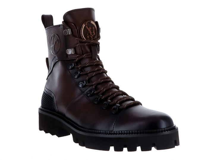 Bota de cuero color café con suela negra robusta y cordones.