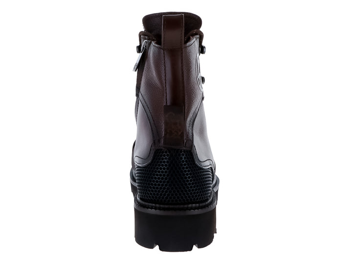 Bota de cuero color café con suela negra robusta y cordones.