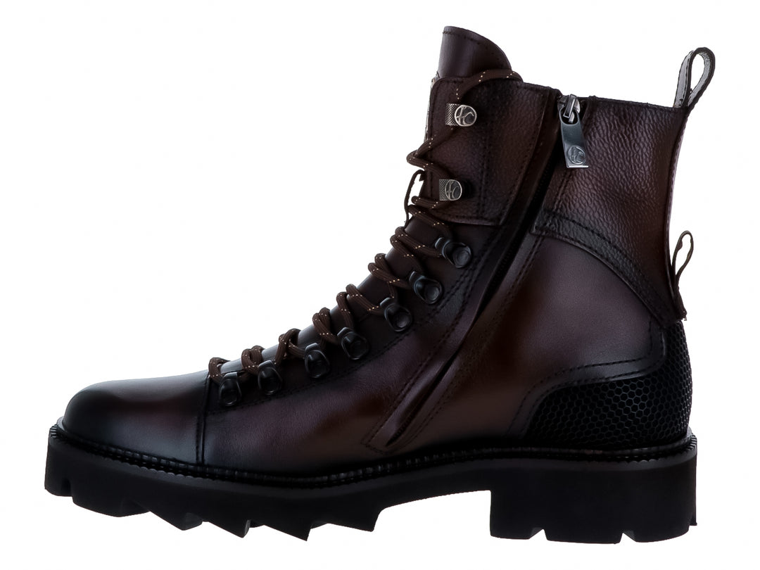 Bota de cuero color café con suela negra robusta y cordones.