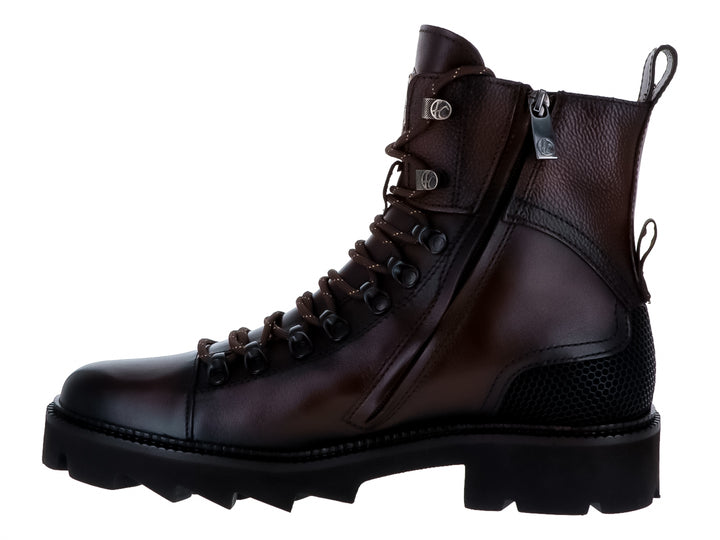 Bota de cuero color café con suela negra robusta y cordones.