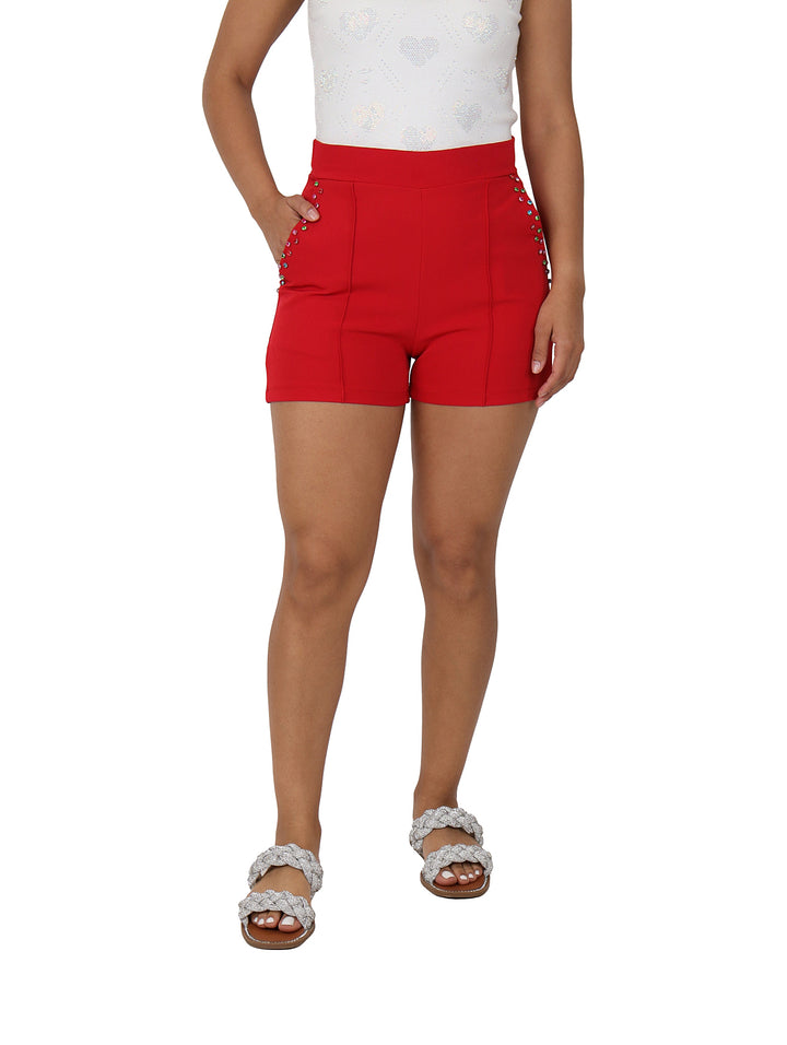Shorts rojos de talle alto con detalles de piedras laterales para mujer.