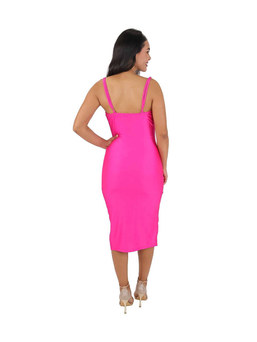 Mujer modelando un vestido largo ajustado de color fucsia con tirantes delgados.