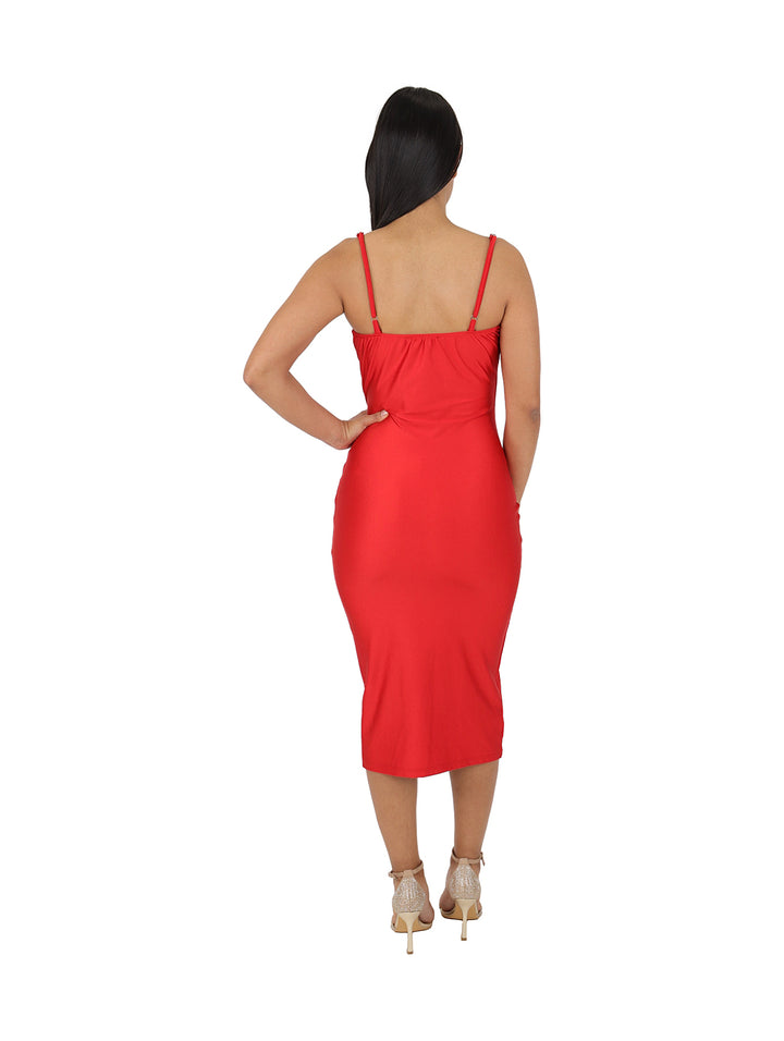 Mujer vistiendo un vestido largo ajustado de color rojo con tirantes finos y abertura lateral.