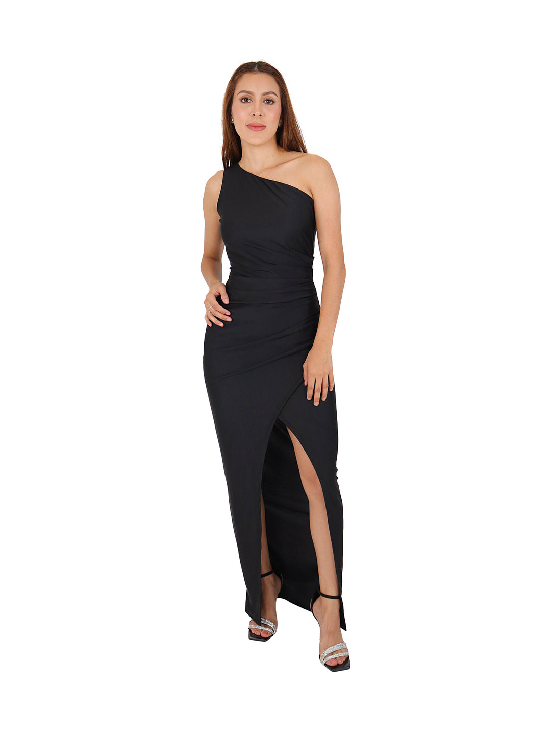 Mujer vistiendo un vestido largo negro de un solo hombro con abertura lateral profunda.