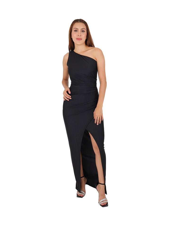 Mujer vistiendo un vestido largo negro de un solo hombro con abertura lateral profunda.