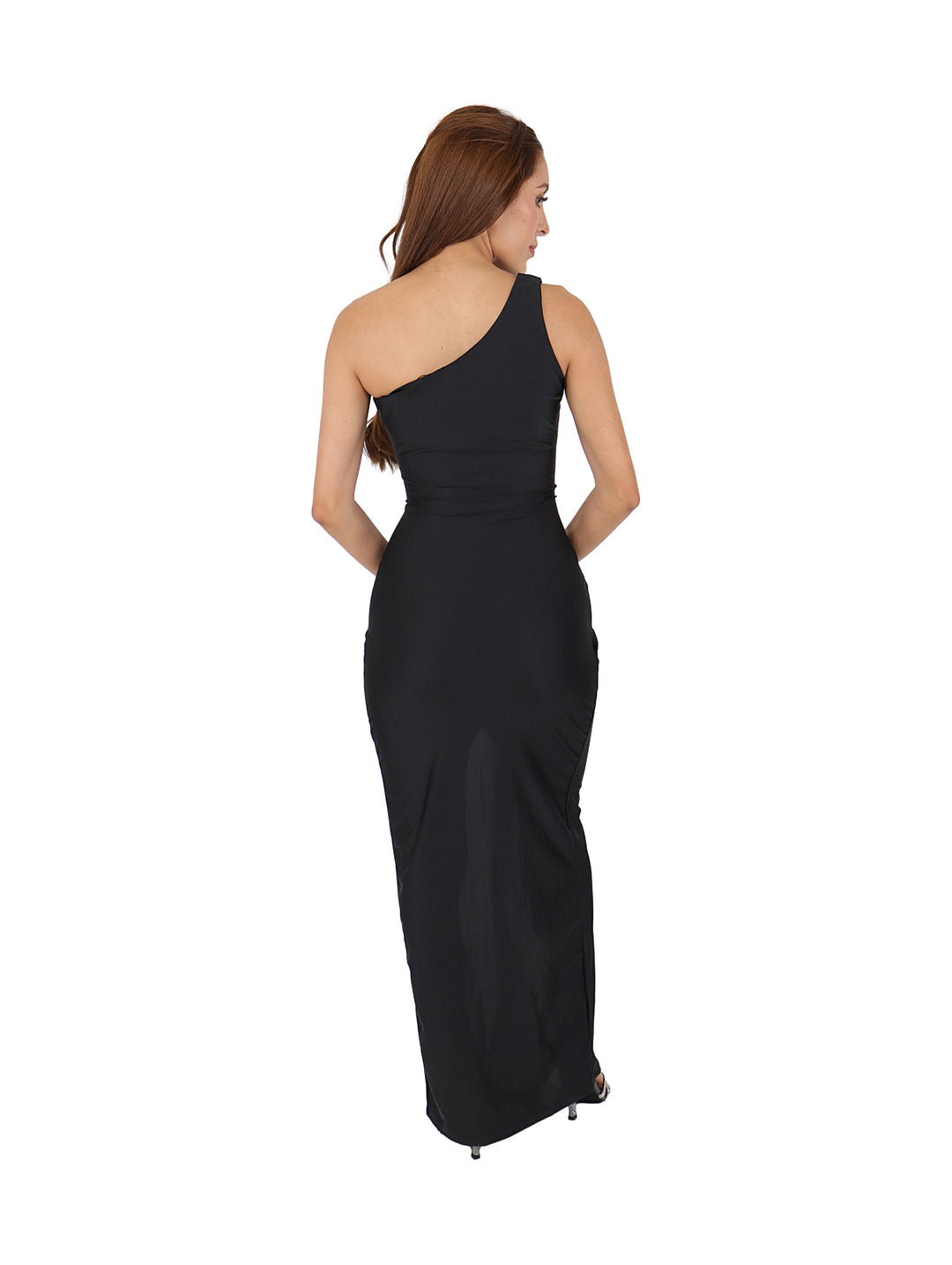 Mujer vistiendo un vestido largo negro de un solo hombro con abertura lateral profunda.