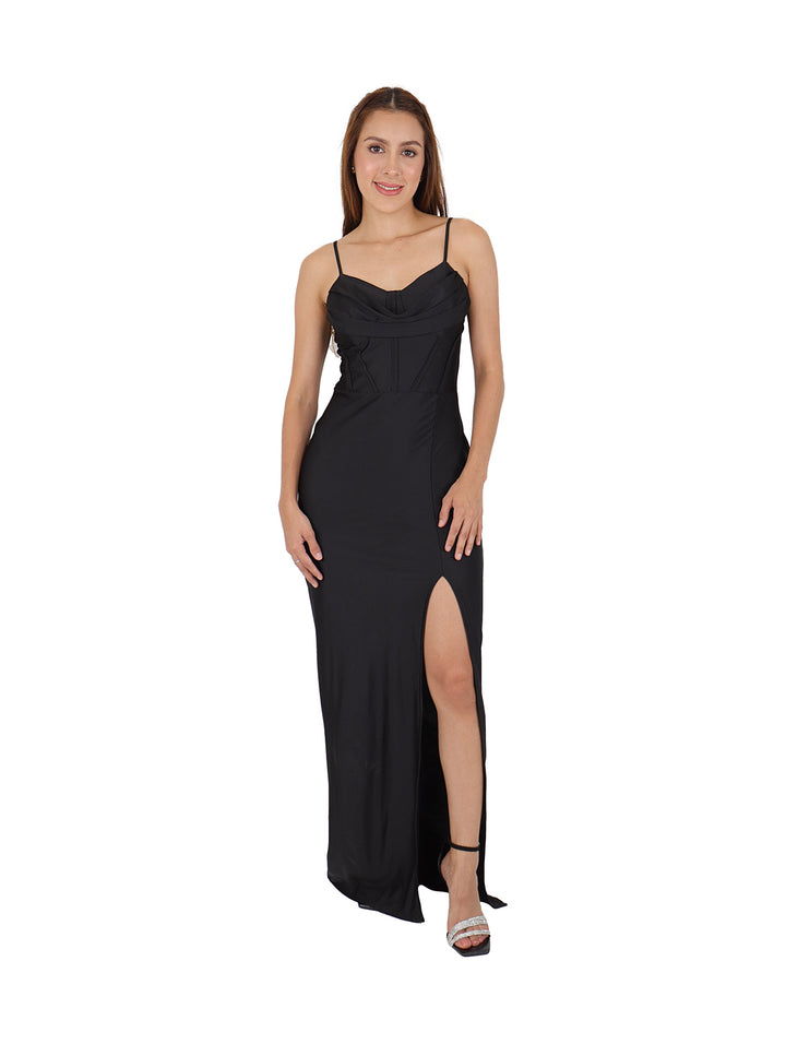 Mujer vistiendo un vestido largo negro ajustado con tirantes finos y abertura lateral en la pierna.