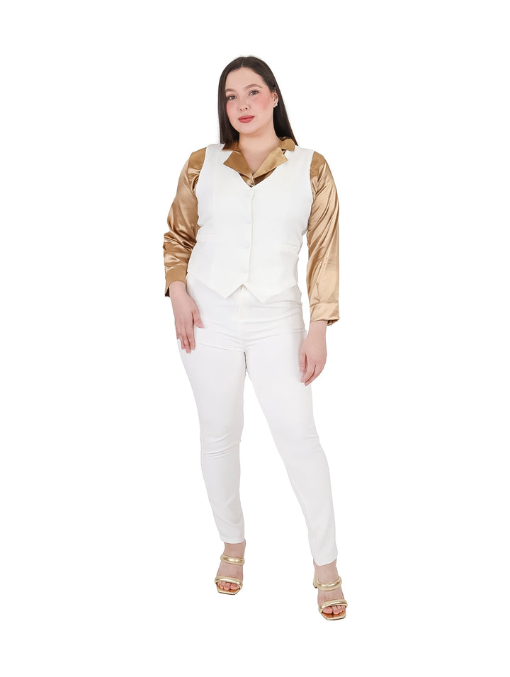 Mujer vistiendo conjunto de chaleco y pantalón color ivory con camisa dorada.