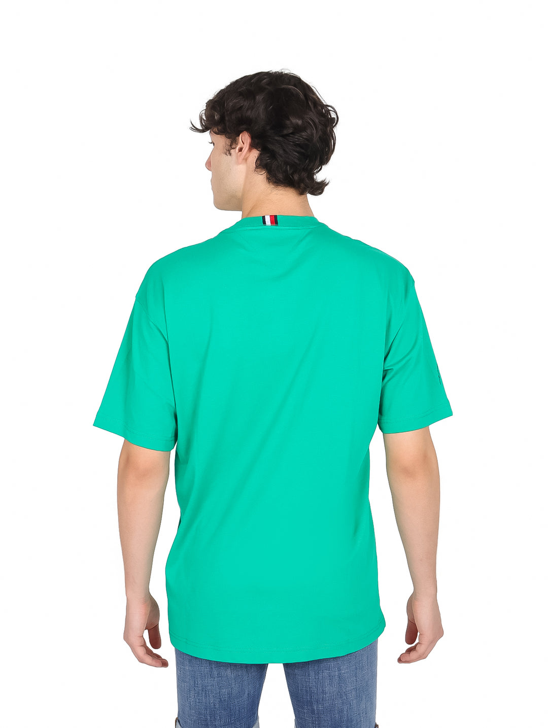 Hombre vistiendo camiseta manga corta color verde con texto HILFIGER bordado en blanco en el pecho.