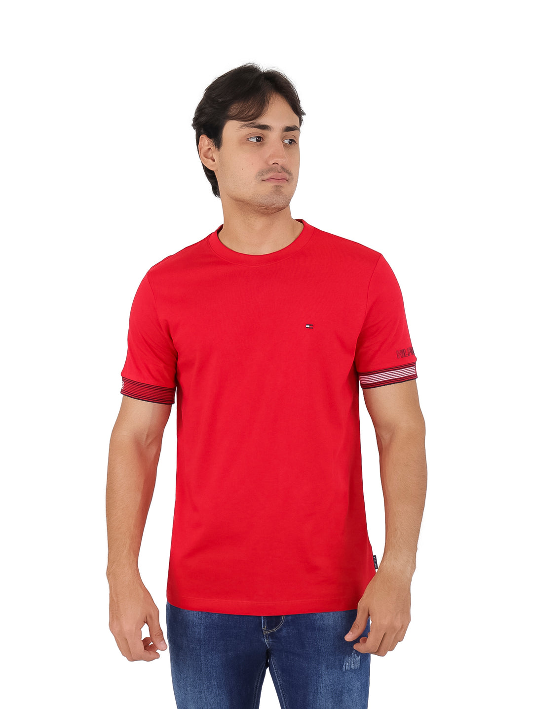 Hombre vistiendo una camiseta Tommy Hilfiger de color rojo con cuello redondo y detalles en los puños de las mangas.