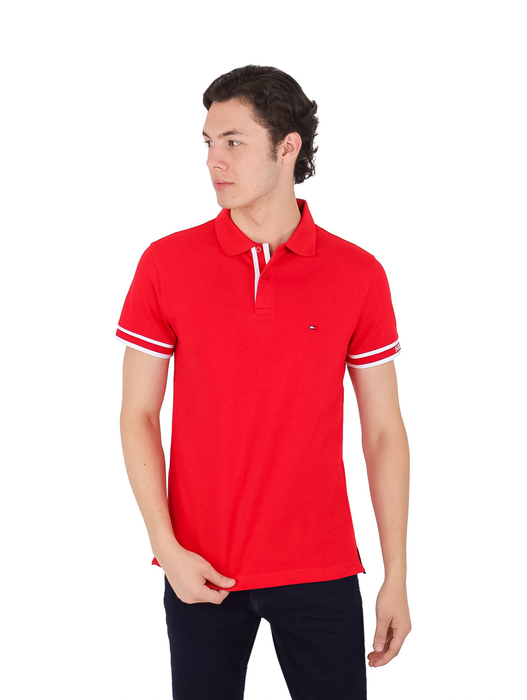 Hombre vistiendo polo Tommy Hilfiger color rojo con rayas blancas en el cuello y puños.