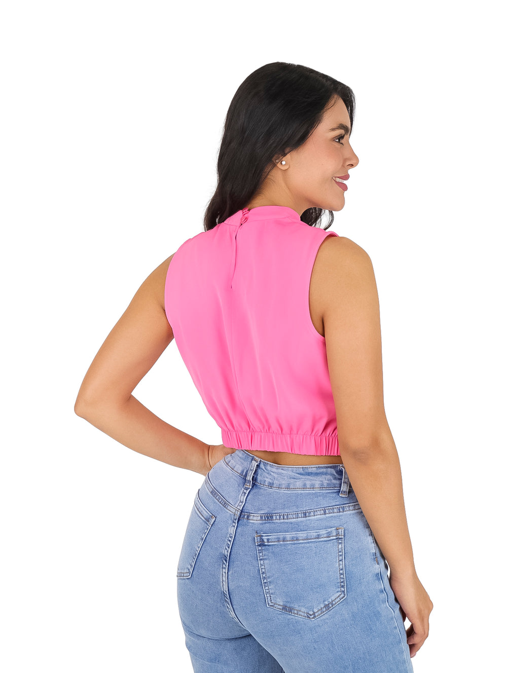 Mujer vistiendo una blusa rosa corta sin mangas con detalle de nudo en la cintura y cuello alto.