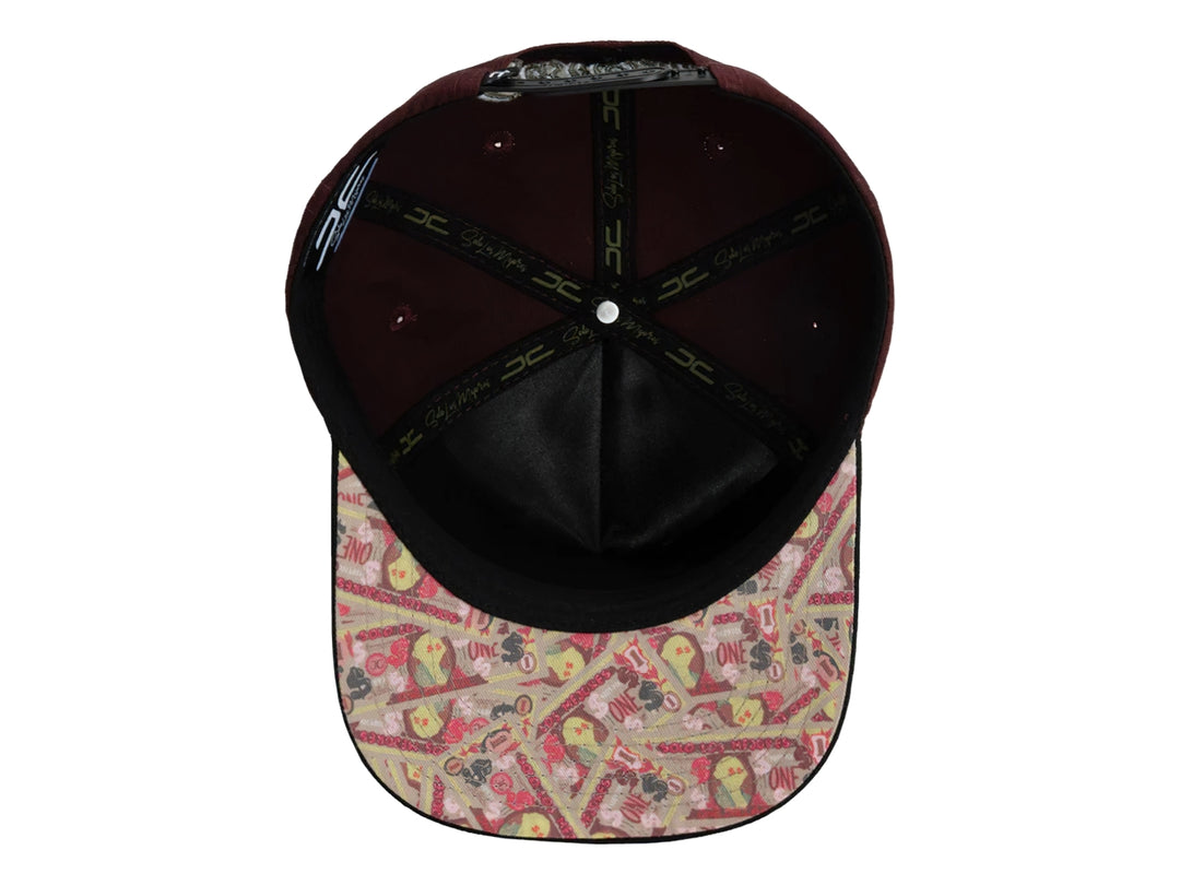 Gorra snapback color burgundy con visera negra y un parche frontal de una mano sosteniendo billetes.