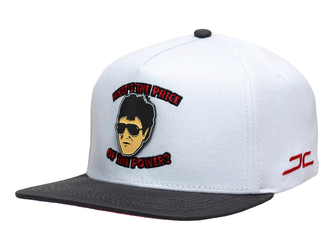 Gorra snapback blanca con visera gris, featuring un bordado frontal de un personaje y texto en rojo.