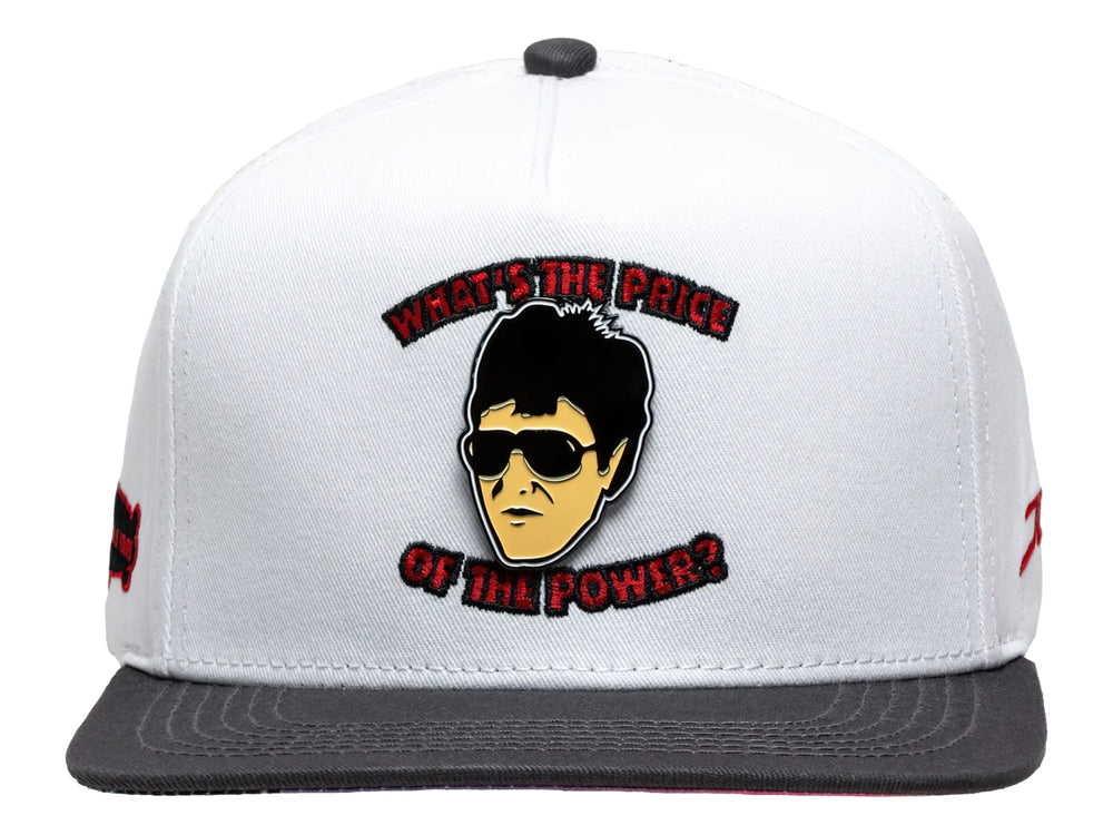 Gorra snapback blanca con visera gris, featuring un bordado frontal de un personaje y texto en rojo.