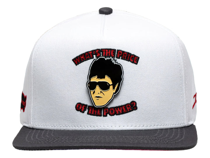 Gorra snapback blanca con visera gris, featuring un bordado frontal de un personaje y texto en rojo.