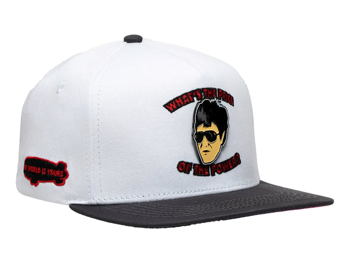 Gorra snapback blanca con visera gris, featuring un bordado frontal de un personaje y texto en rojo.
