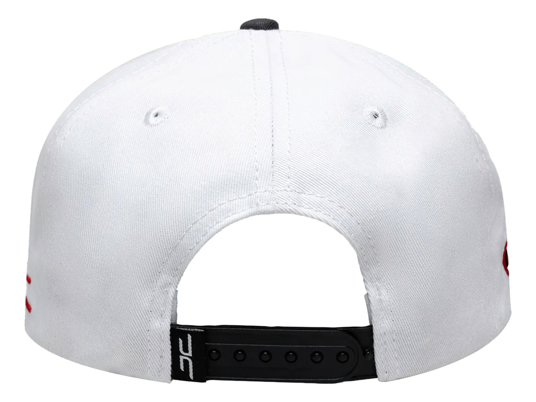 Gorra snapback blanca con visera gris, featuring un bordado frontal de un personaje y texto en rojo.