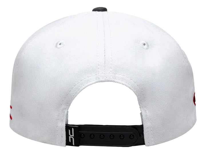 Gorra snapback blanca con visera gris, featuring un bordado frontal de un personaje y texto en rojo.