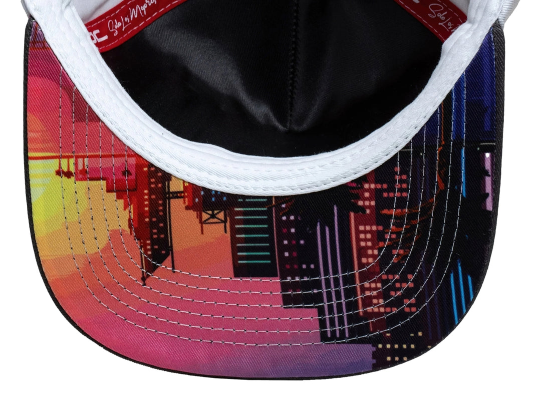 Gorra snapback blanca con visera gris, featuring un bordado frontal de un personaje y texto en rojo.
