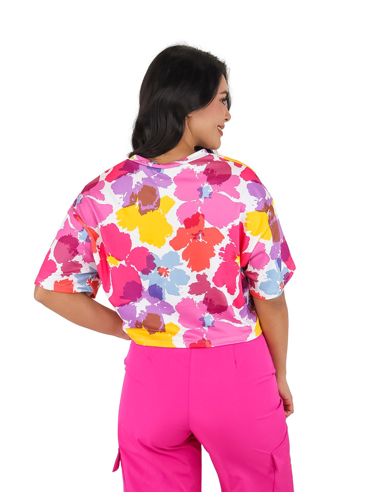 Blusa multicolor con estampado floral de manga corta y cuello redondo.