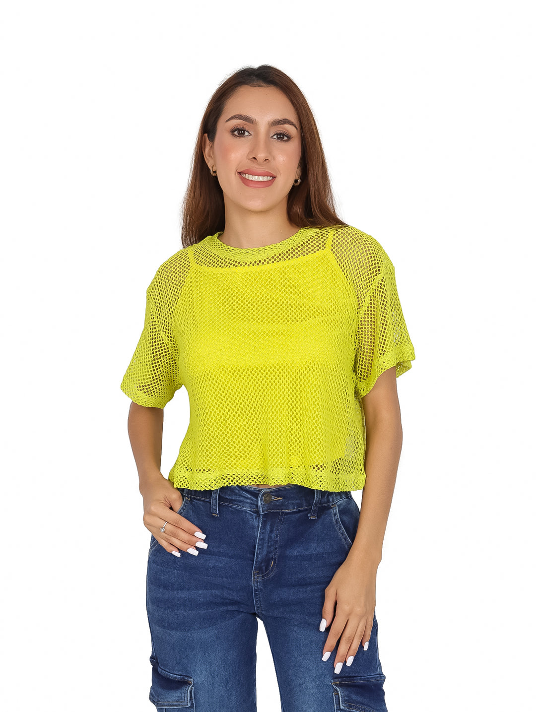 Mujer vistiendo blusa color lima con transparencia y textura de malla.