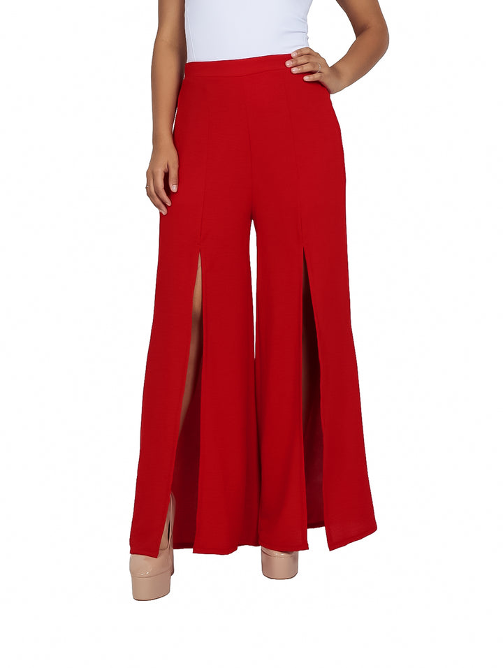 Pantalón rojo de pierna ancha con aberturas laterales largas.
