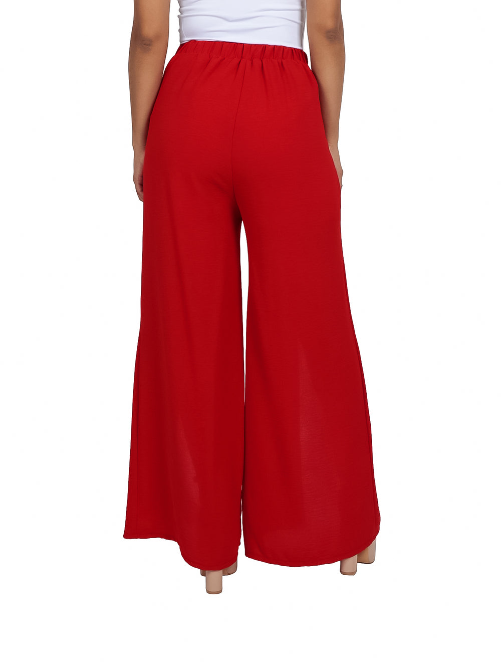 Pantalón rojo de pierna ancha con aberturas laterales largas.