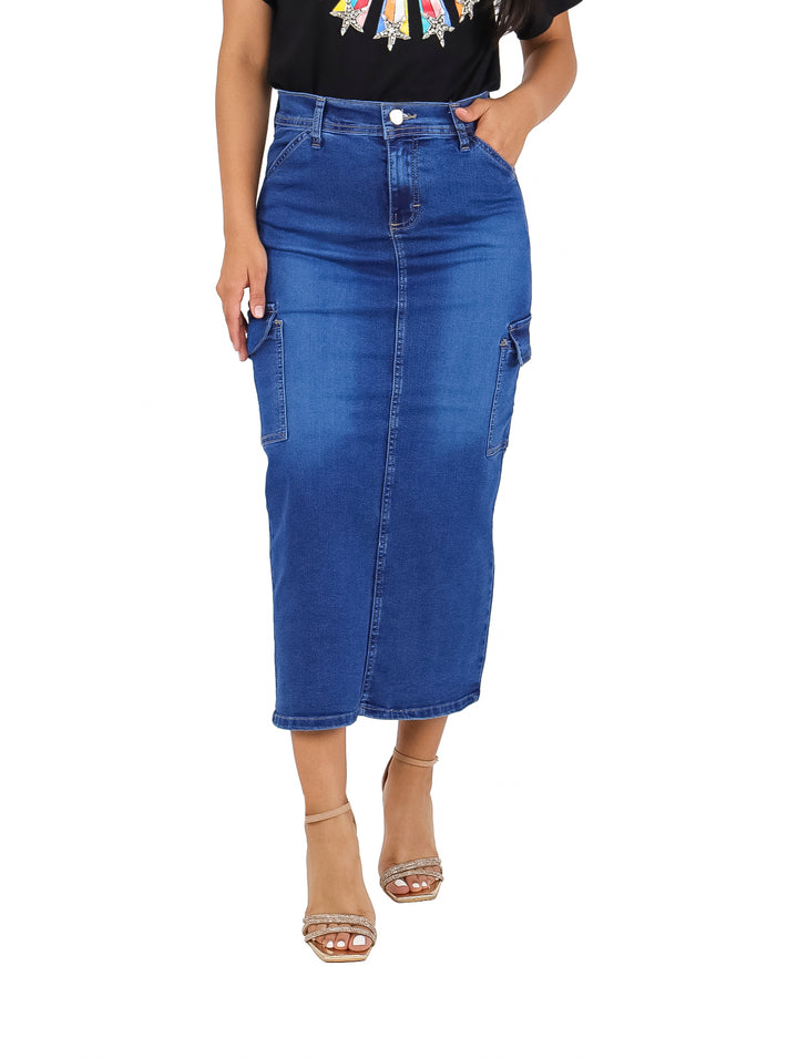Falda larga de mezclilla azul con bolsillos laterales estilo cargo.