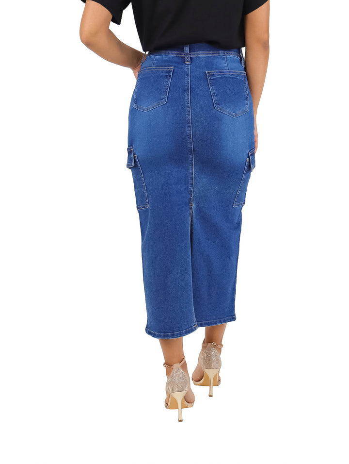 Falda larga de mezclilla azul con bolsillos laterales estilo cargo.
