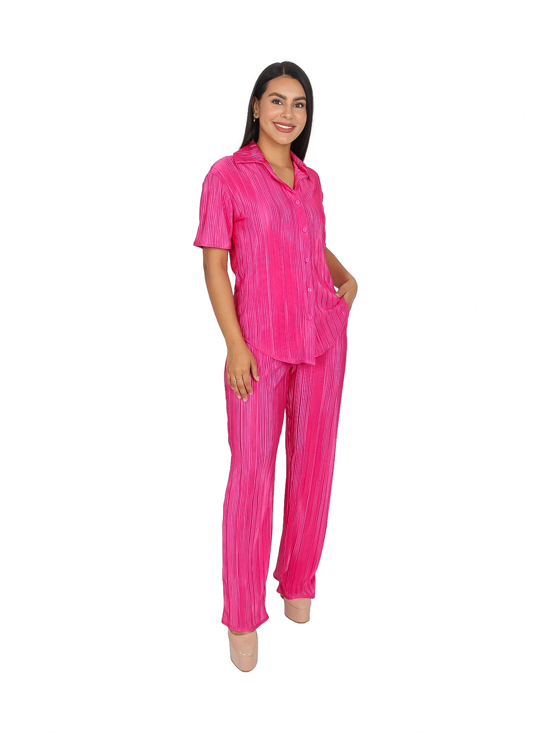 Mujer modelando un conjunto de camisa y pantalón color fucsia con textura de líneas verticales.