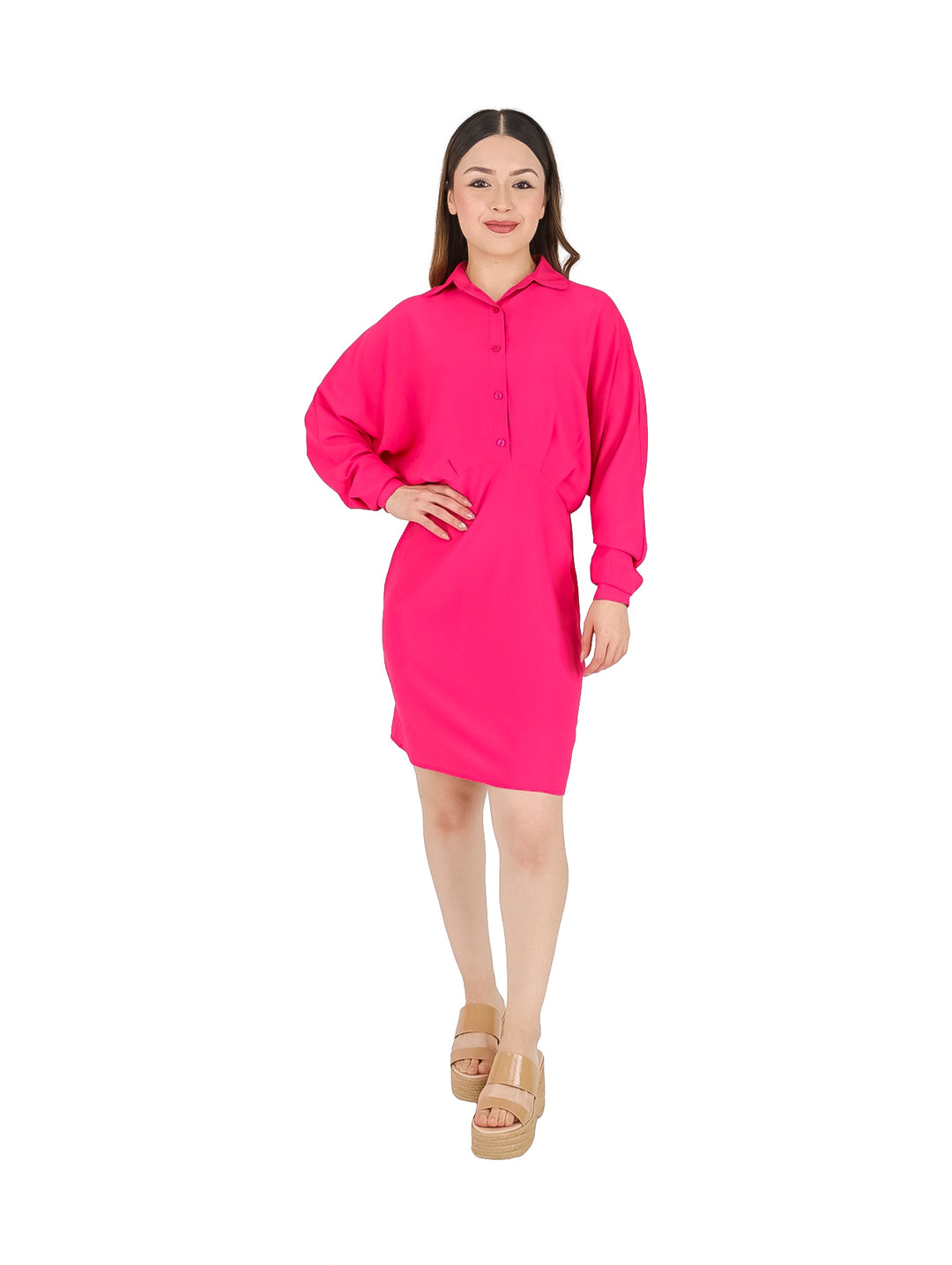 Mujer vistiendo un vestido corto color fucsia con cuello, botones frontales y manga larga.