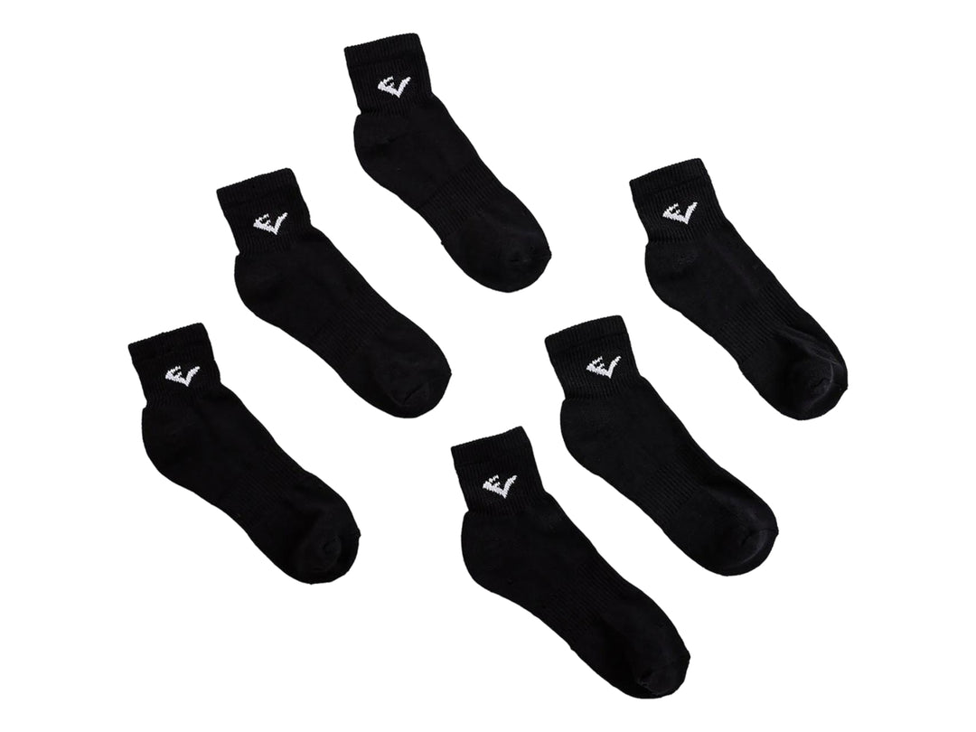 Seis calcetines negros de la marca Everlast dispuestos sobre un fondo blanco.