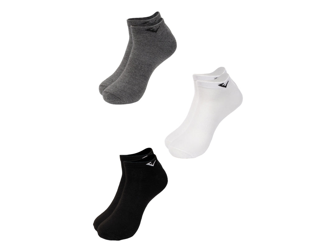 Tres pares de calcetines deportivos Everlast en colores negro, blanco y gris.