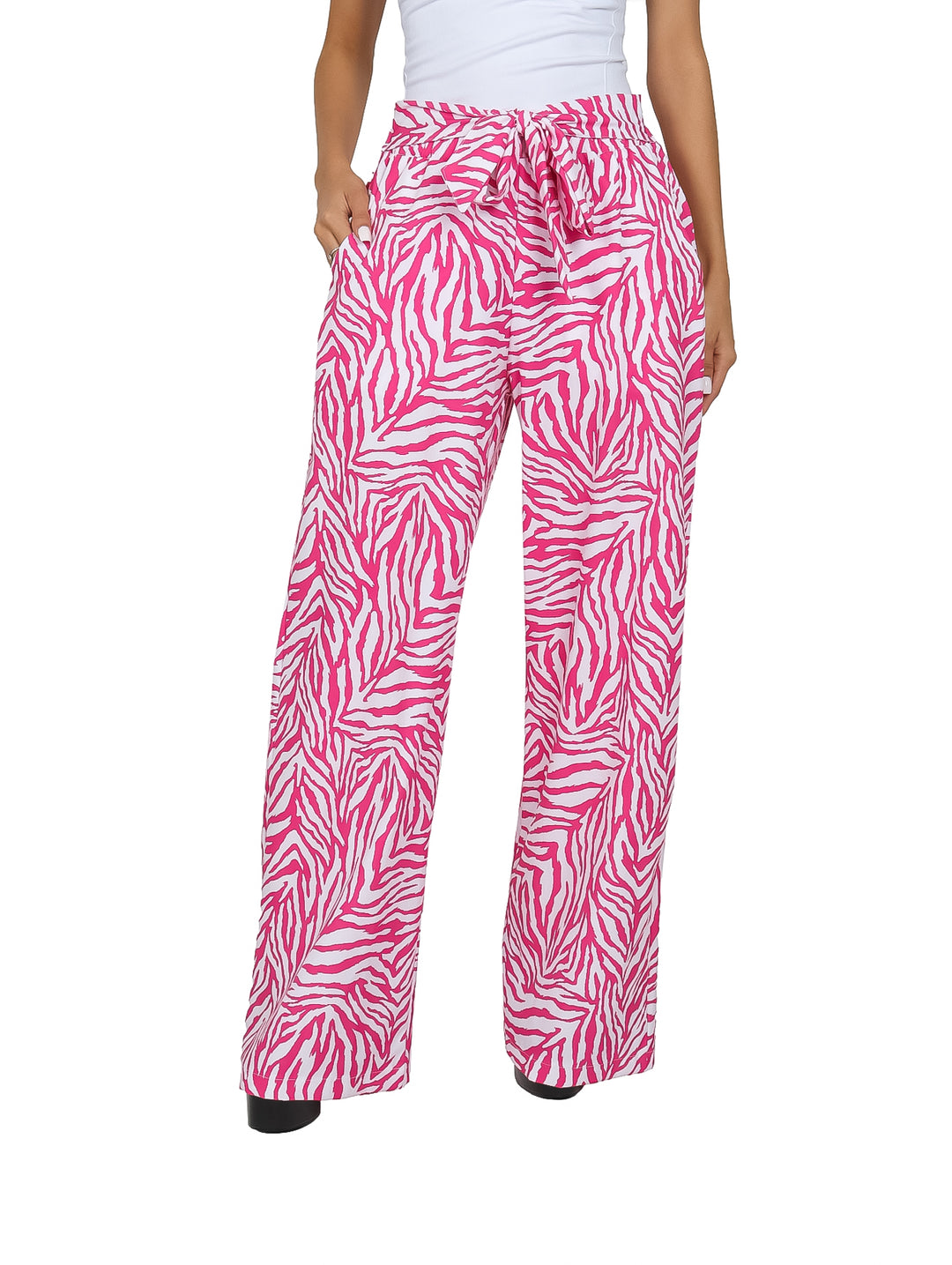 Pantalón de pierna ancha con estampado de cebra en colores rosa e ivory y lazo en la cintura.