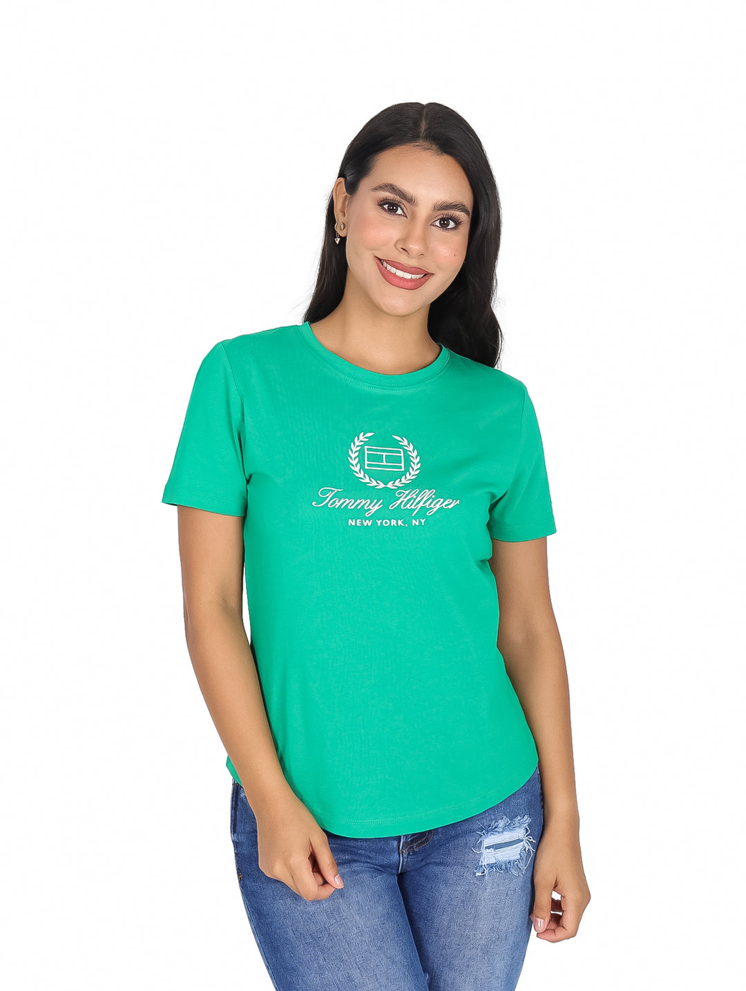 Mujer vistiendo una camiseta verde de manga corta Tommy Hilfiger con logo blanco en el pecho.