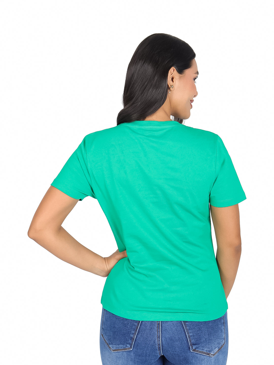 Mujer vistiendo una camiseta verde de manga corta Tommy Hilfiger con logo blanco en el pecho.